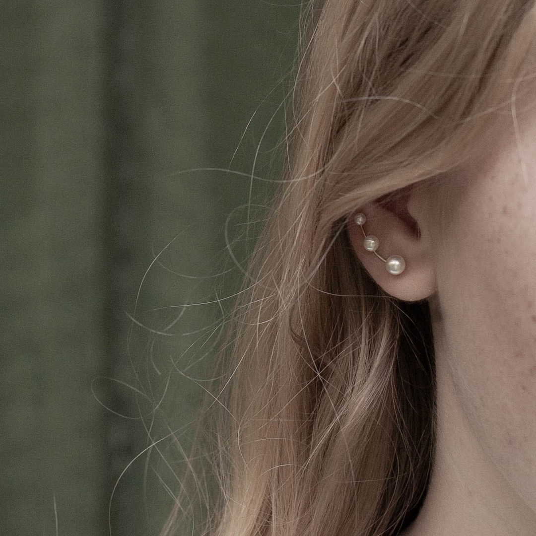 by Faith - Silverörhänge Ear climber pärlor