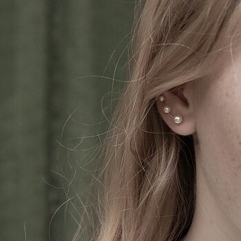 by Faith - Silverörhänge Ear climber pärlor