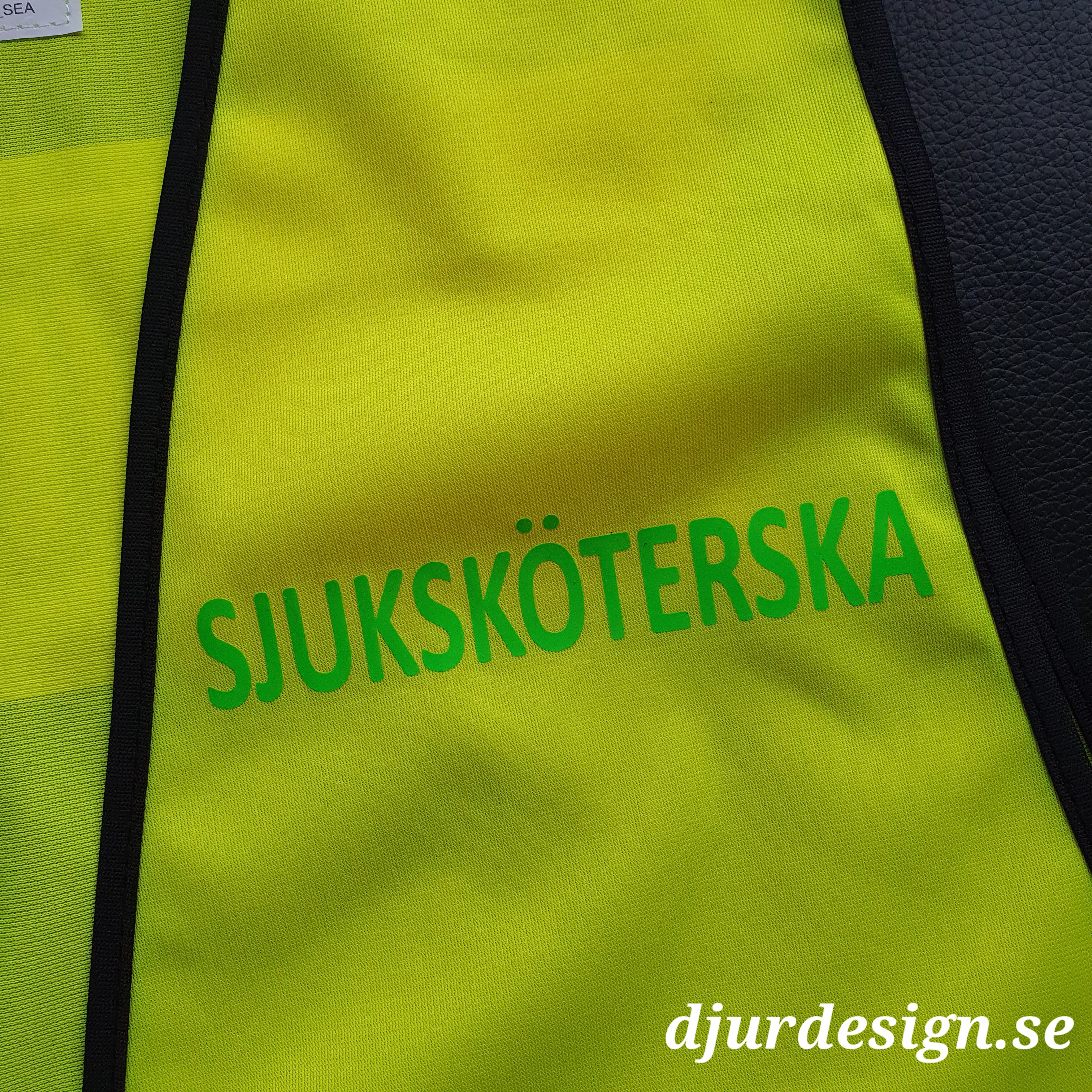 SJUKSKÖTERSKA Reflexväst  gul med grön platta och vit text SJUKSKÖTERSKA  - 3