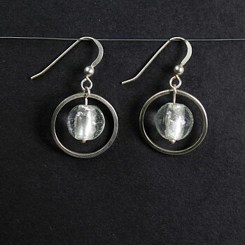 Örhängen av äkta silver med en handgjorda silverfolierade glaspärlor. Design Cat's Eye