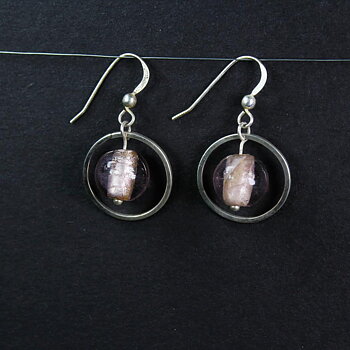 Örhängen av äkta silver med en handgjorda antikrosa silverfolierade glaspärlor. Design Cat's Eye