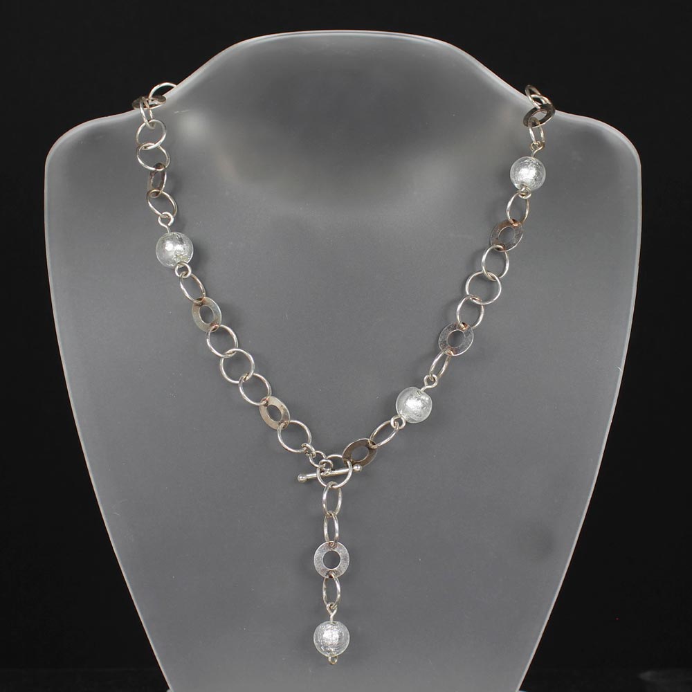 Ett silverhalsband med handgjorda glaspärlor i silvervitt