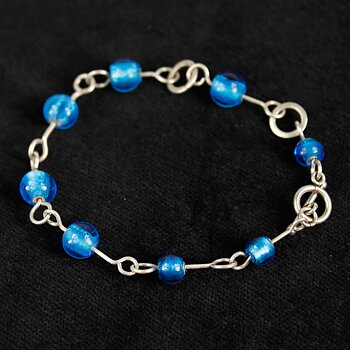 Ett silverarmband med handgjorda Murano glaspärlor i turkost
