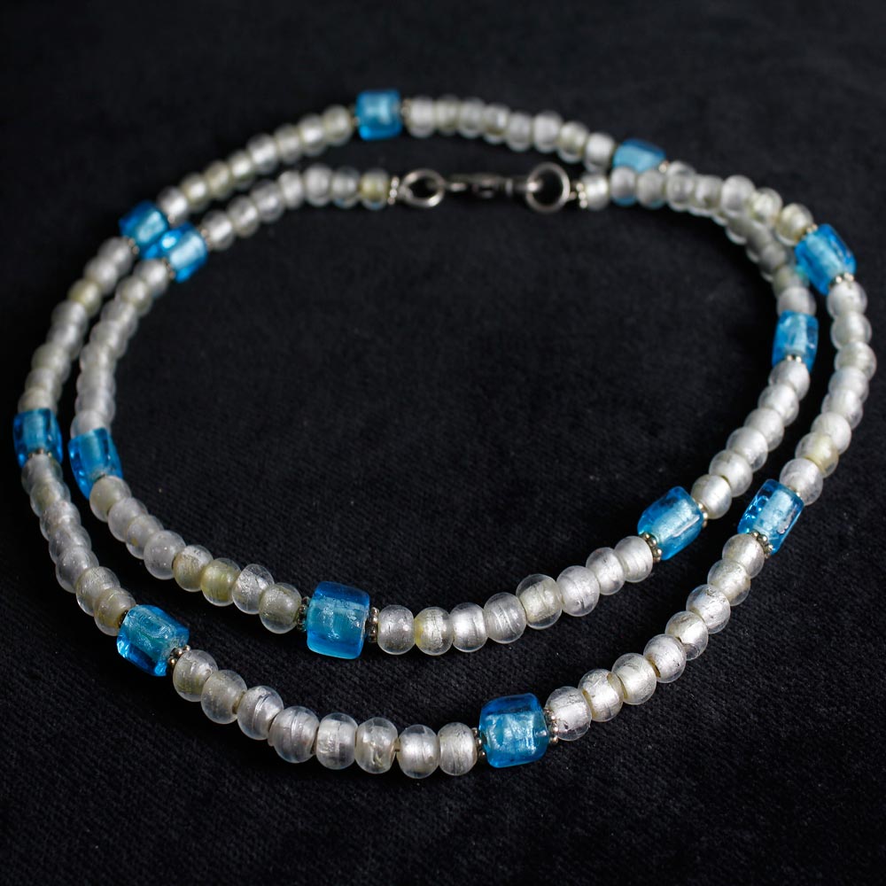 Långt halsband med handgjorda glaspärlor i silvervitt och turkost med detaljer av äkta silver.