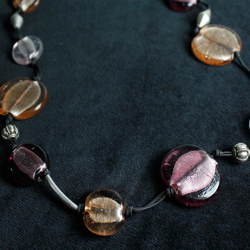 Långt halsband med muranoglas och äkta silver i brunt och violett.