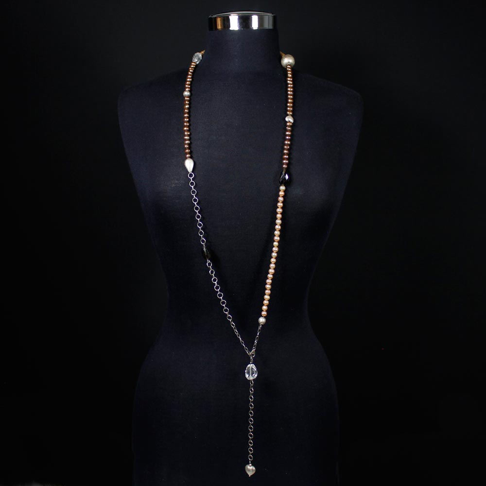 Långt halsband med sötvattenspärlor, bergskristall, rökkvarts och äkta silver.
