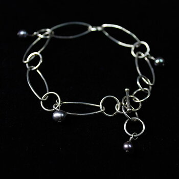 Armband med handgjorda länkar av äkta silver och sötvattenspärlor