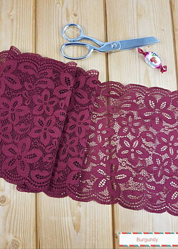 Burgundy spets med blommor - 19 cm