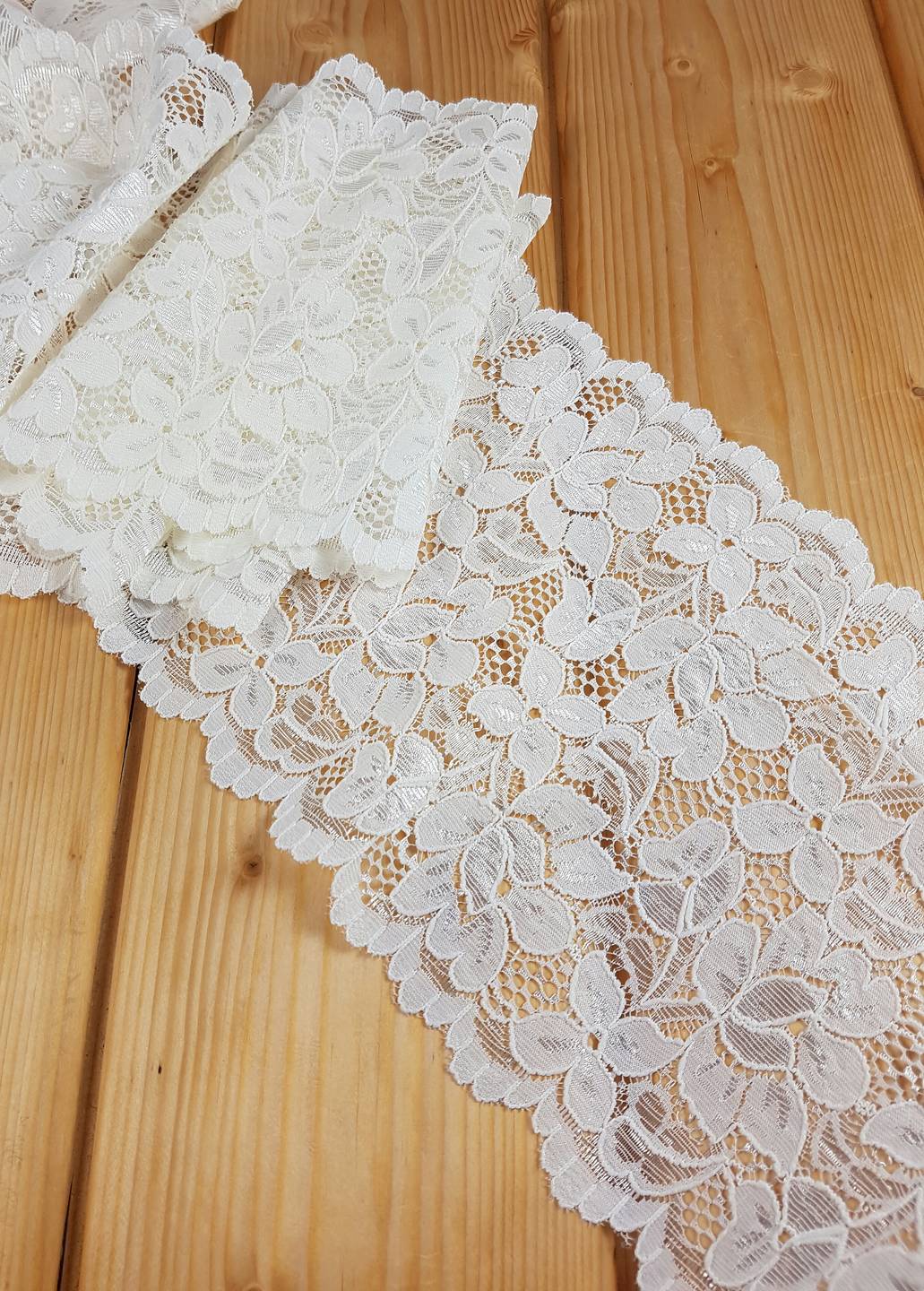 Ivory lace with flowers - 16 cm