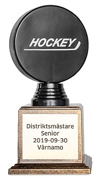 Puck på sockel i antikt guld