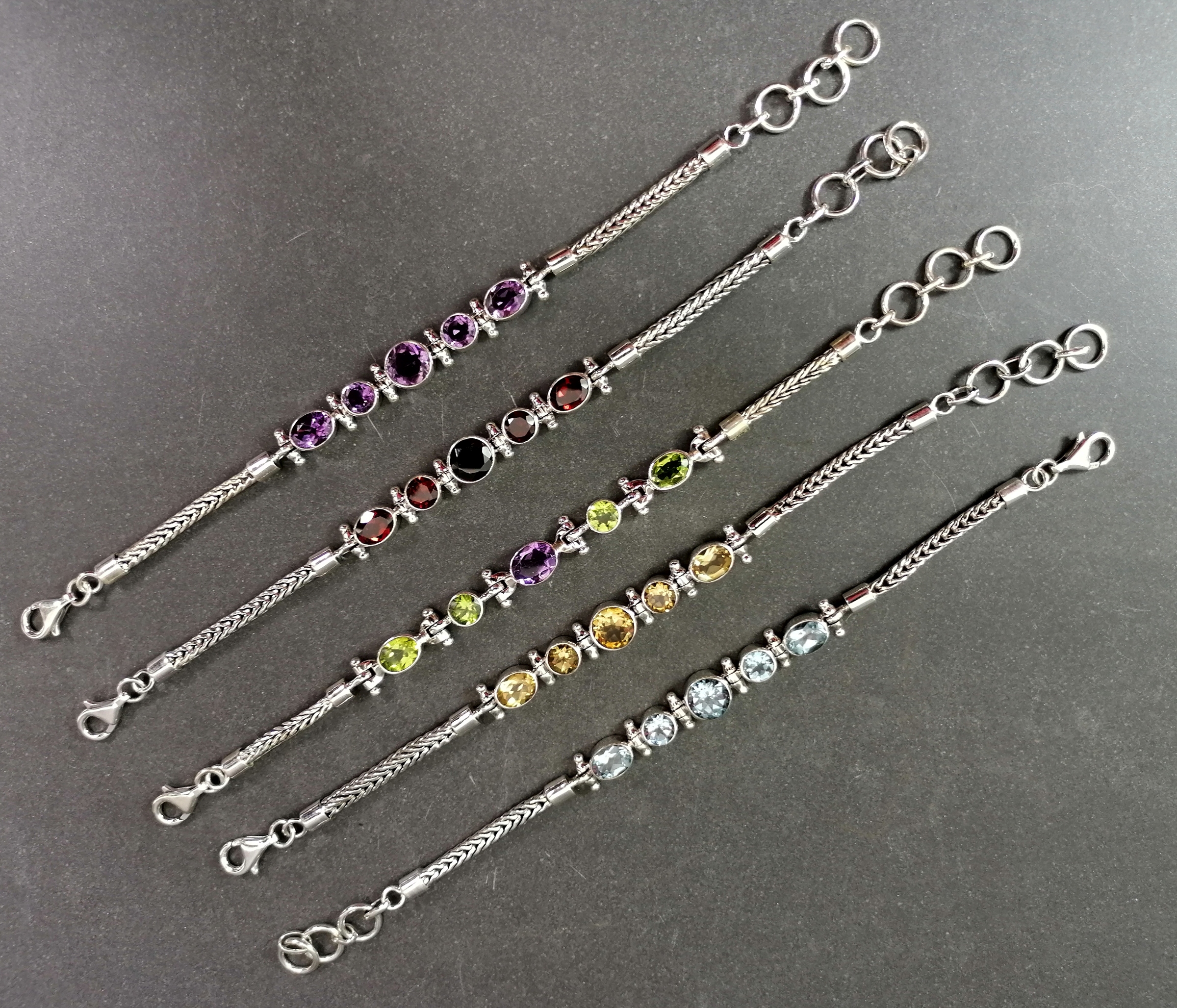 Silver Armband med fascett slipade stenar