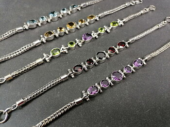 Silver Armband med fascett slipade stenar