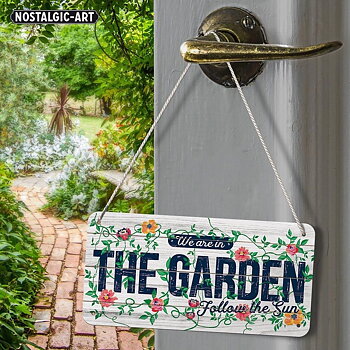 Växthus : We are in the garden. Follow the sun. - Plåtskylt 10x20 cm