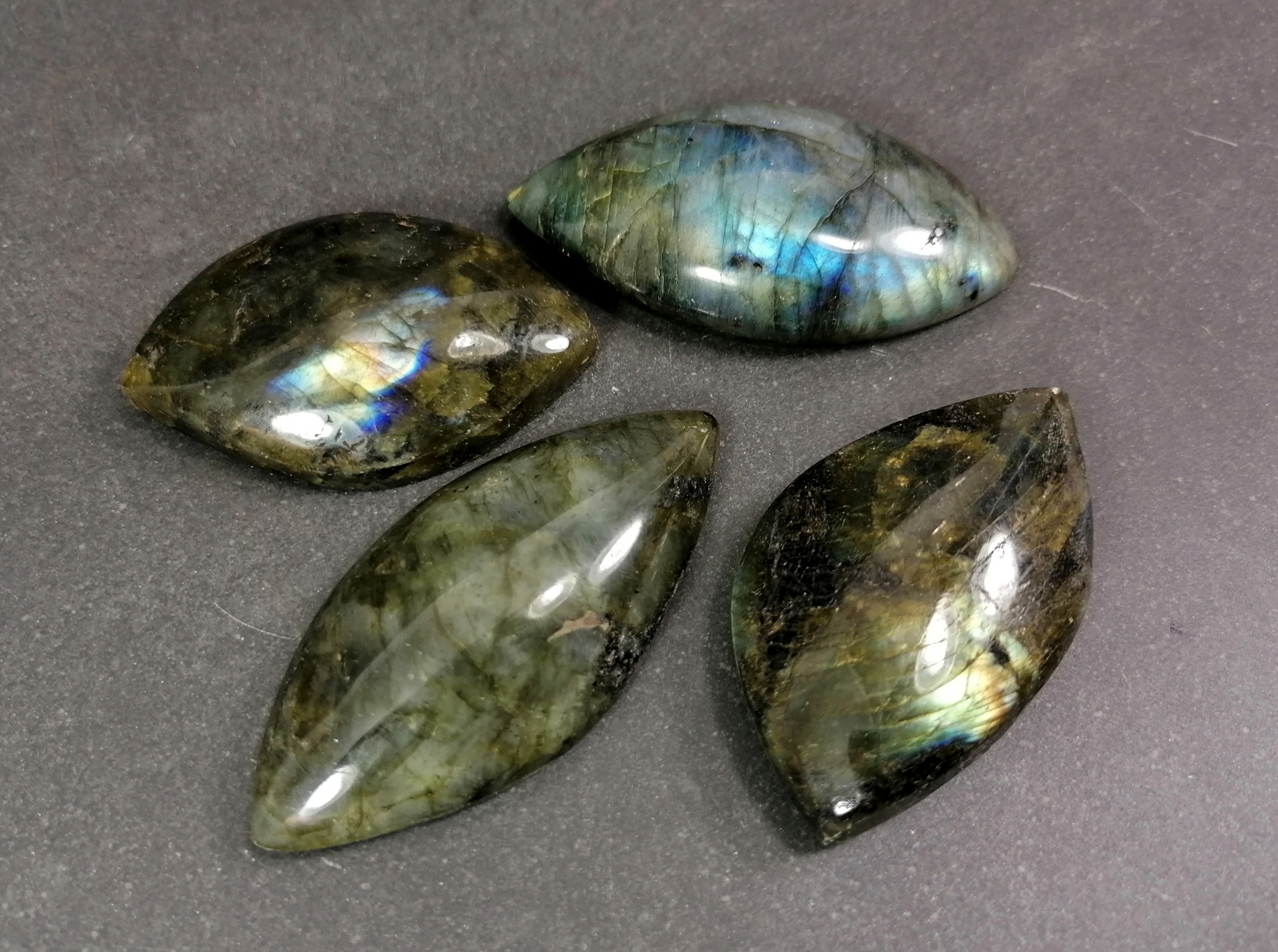 Labradorit , Mörk  -  Drop form , mm
