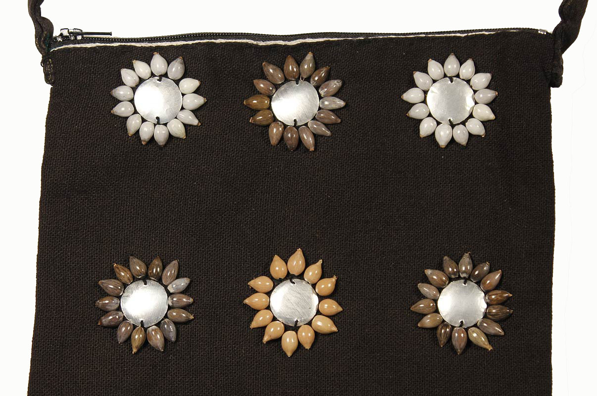 Liten svart axelväska från Akha-folket med dekorativt broderi av frön och metallplattor, rättvist handlad direkt av sömmerskan.