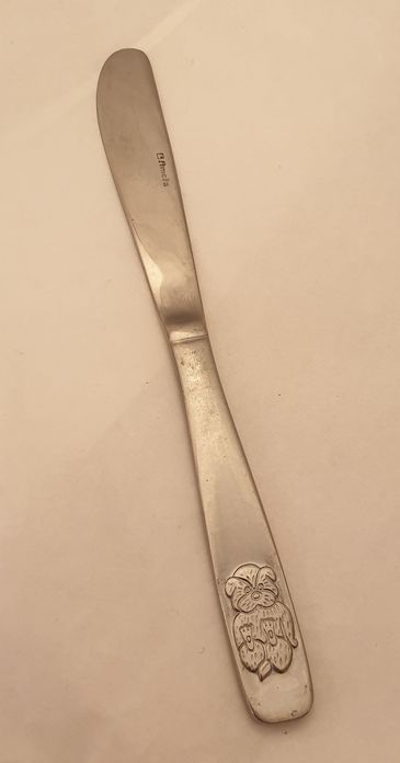 Nalle sittande, streckad päls kniv