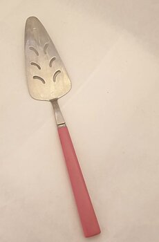 Fiesta pink cake cutter