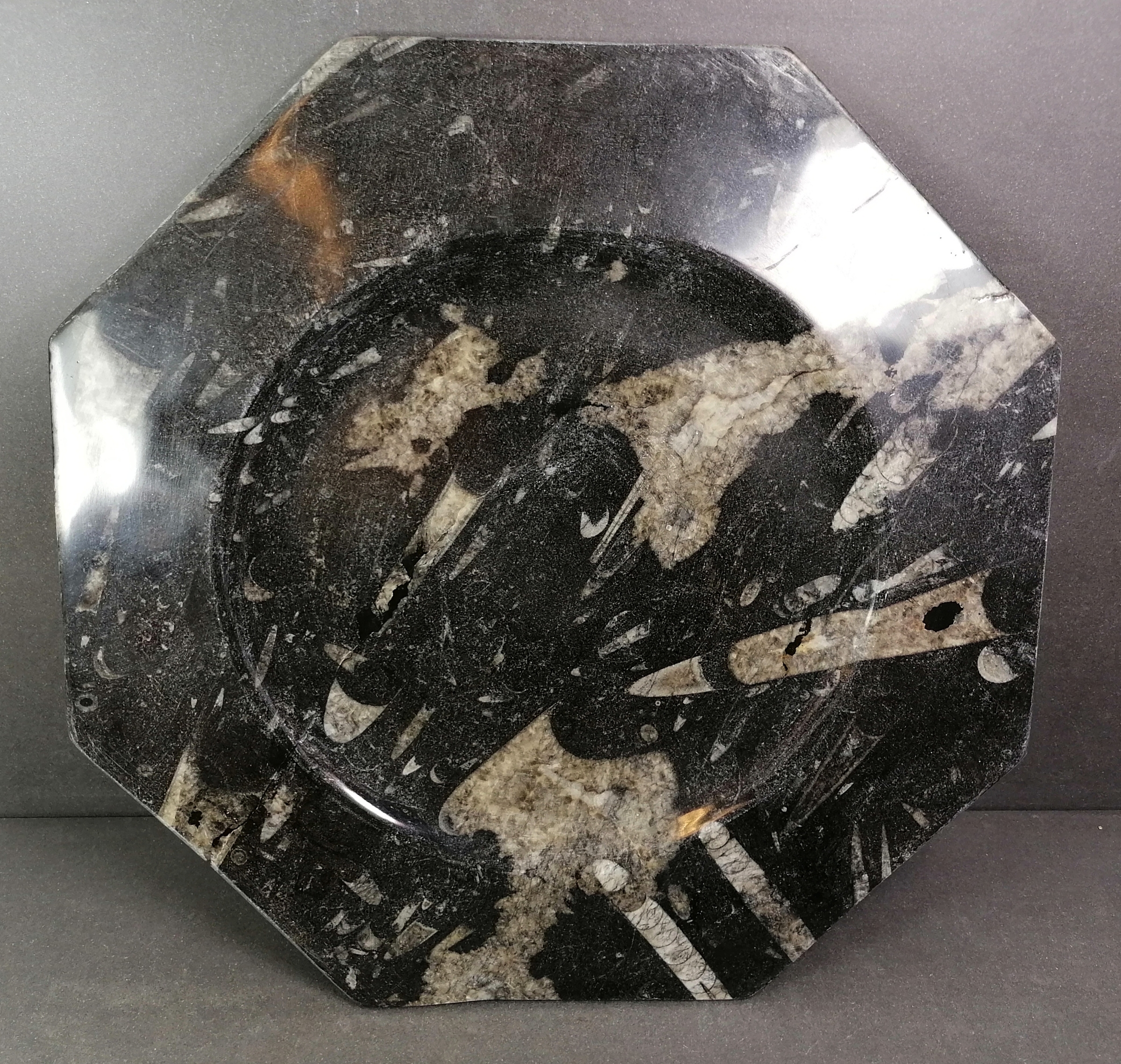 Svart Sten serveringfat med Fossiler - Oktagon 29cm