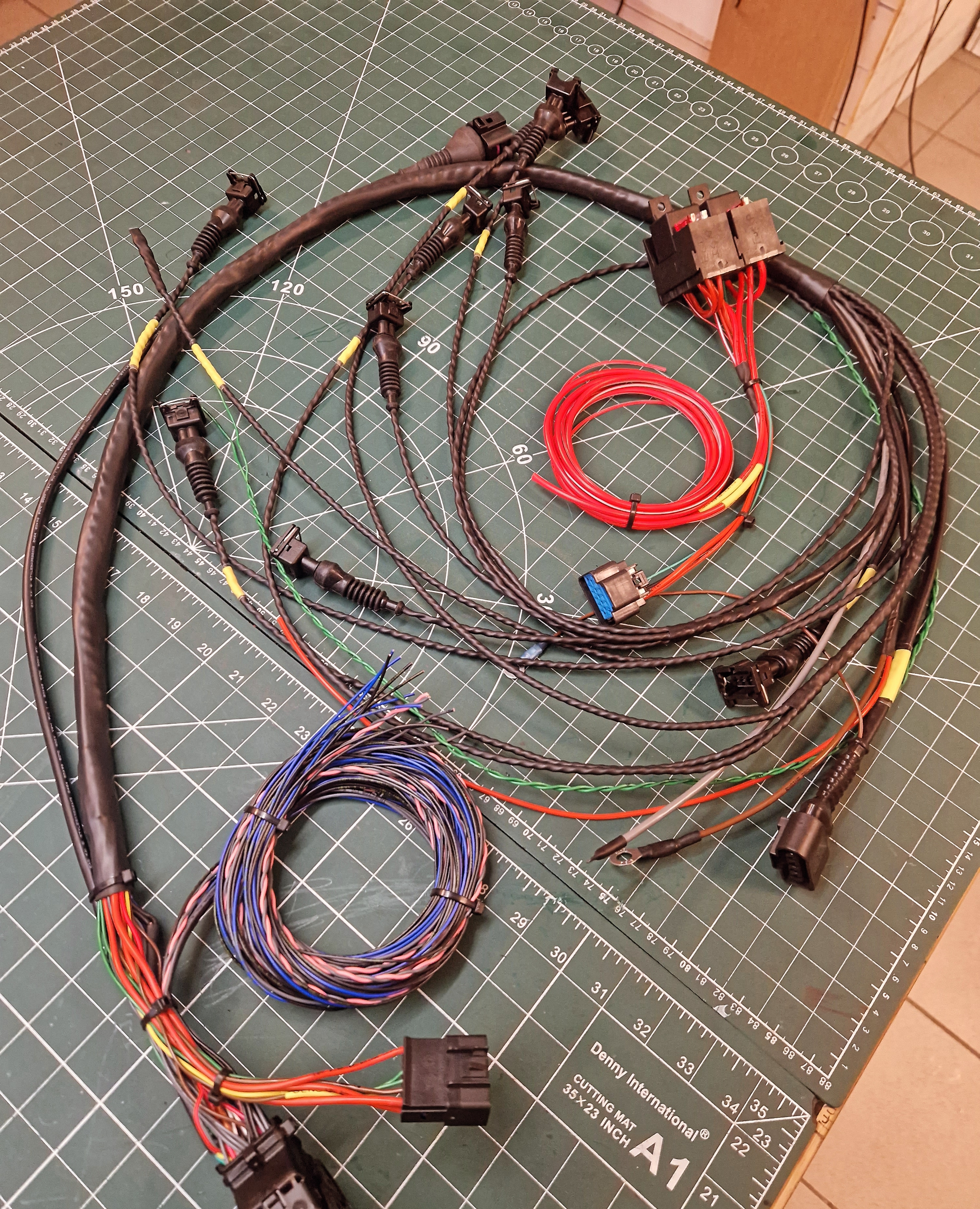 MaxxECU Race + 4-8 cylinders Custom harness - 5