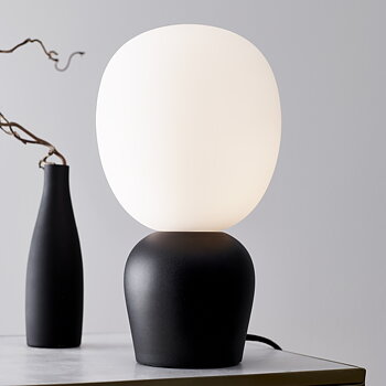 Buddy bordslampa svartstruktur / opalglas Belid