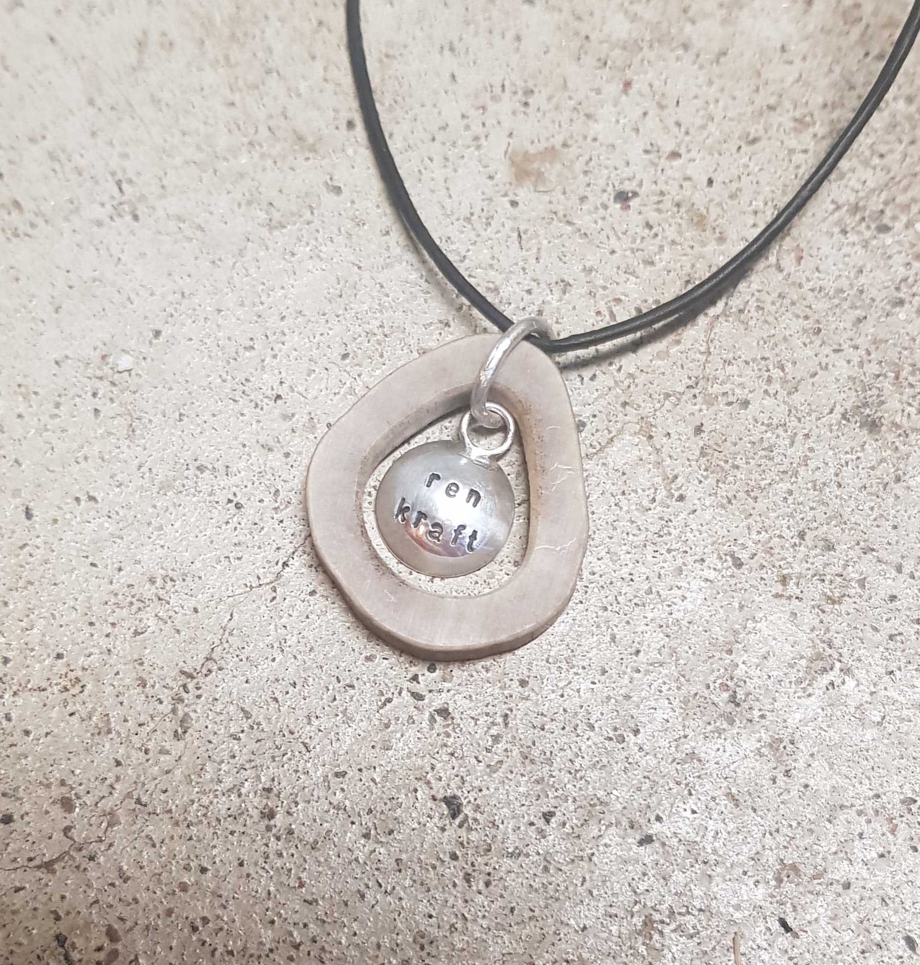 Halsband av renhorn med silverbrick