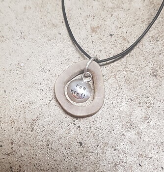 Halsband av renhorn med silverbrick