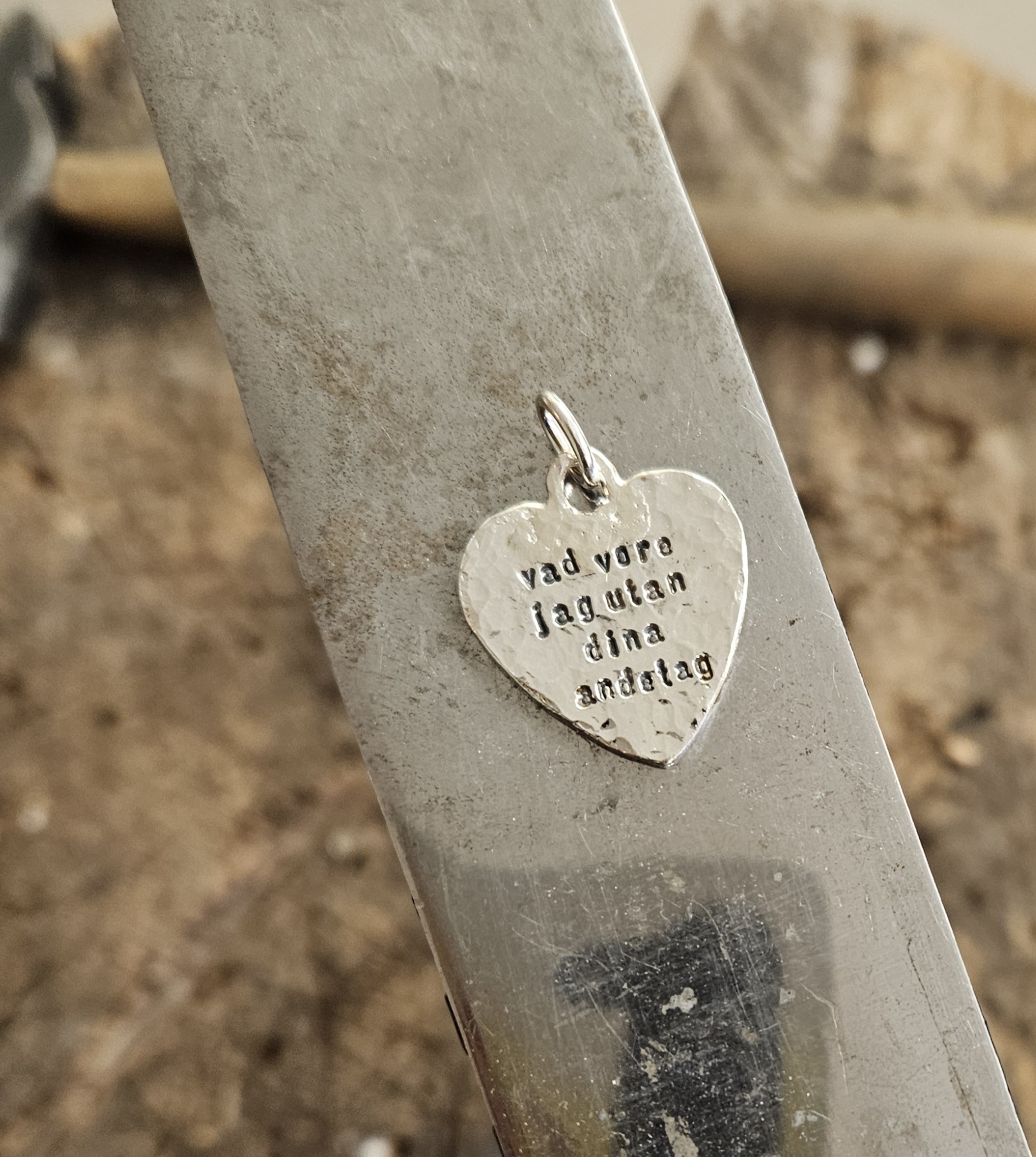 Hamrat silverhjärta med text