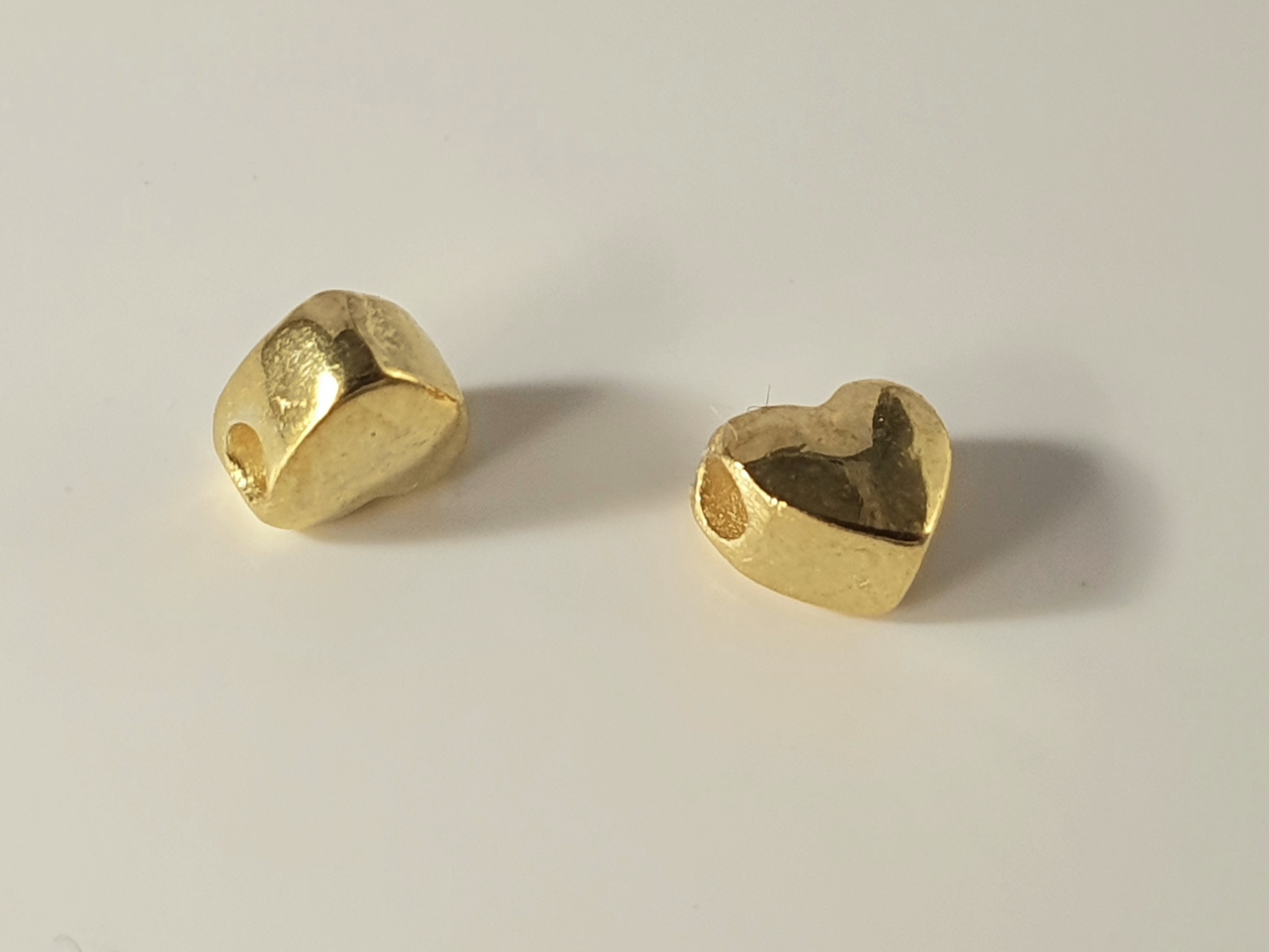 Hjärta ca.4,9mm x 4,5mm fg, hål ca. 1,5mm horisontellt kula 925-silver