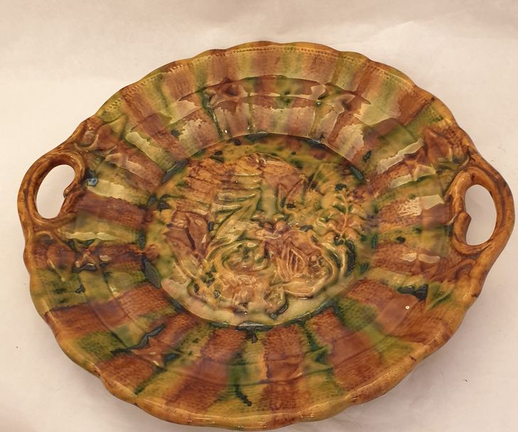 Majolika serving plate with handles relief