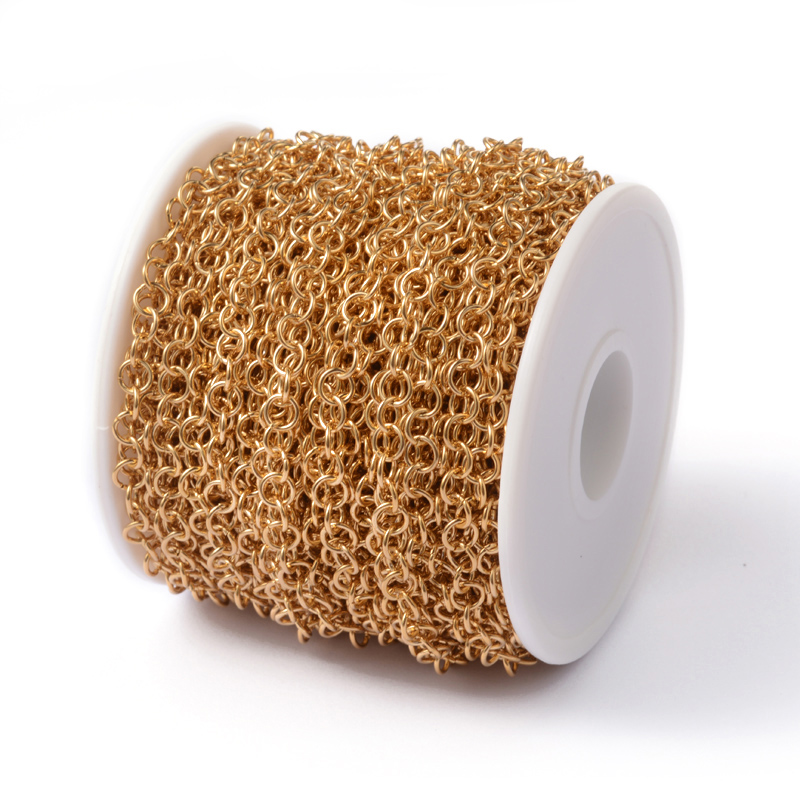 Rolo kedja i rostfritt stål med 18K guldplätering, 5 mm runda länkar, 0,8 mm tjock, säljs per meter, visad på rulle.