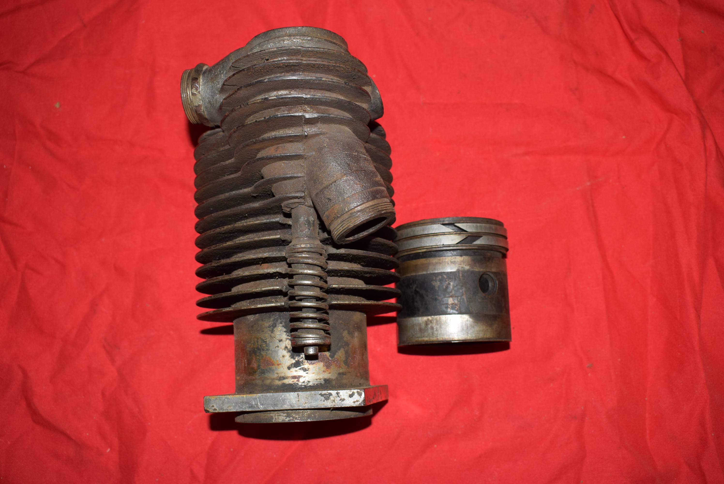 Cylinder Front with piston Excelsior 1911-12 twin