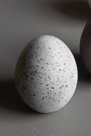 Standing Egg - Ägg - Dekoration - Grå/Prickig - Keramik - 8 cm