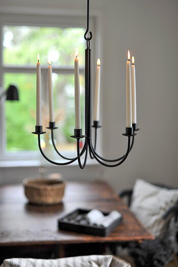 Ljuskrona i shabby chic stil med levande ljus