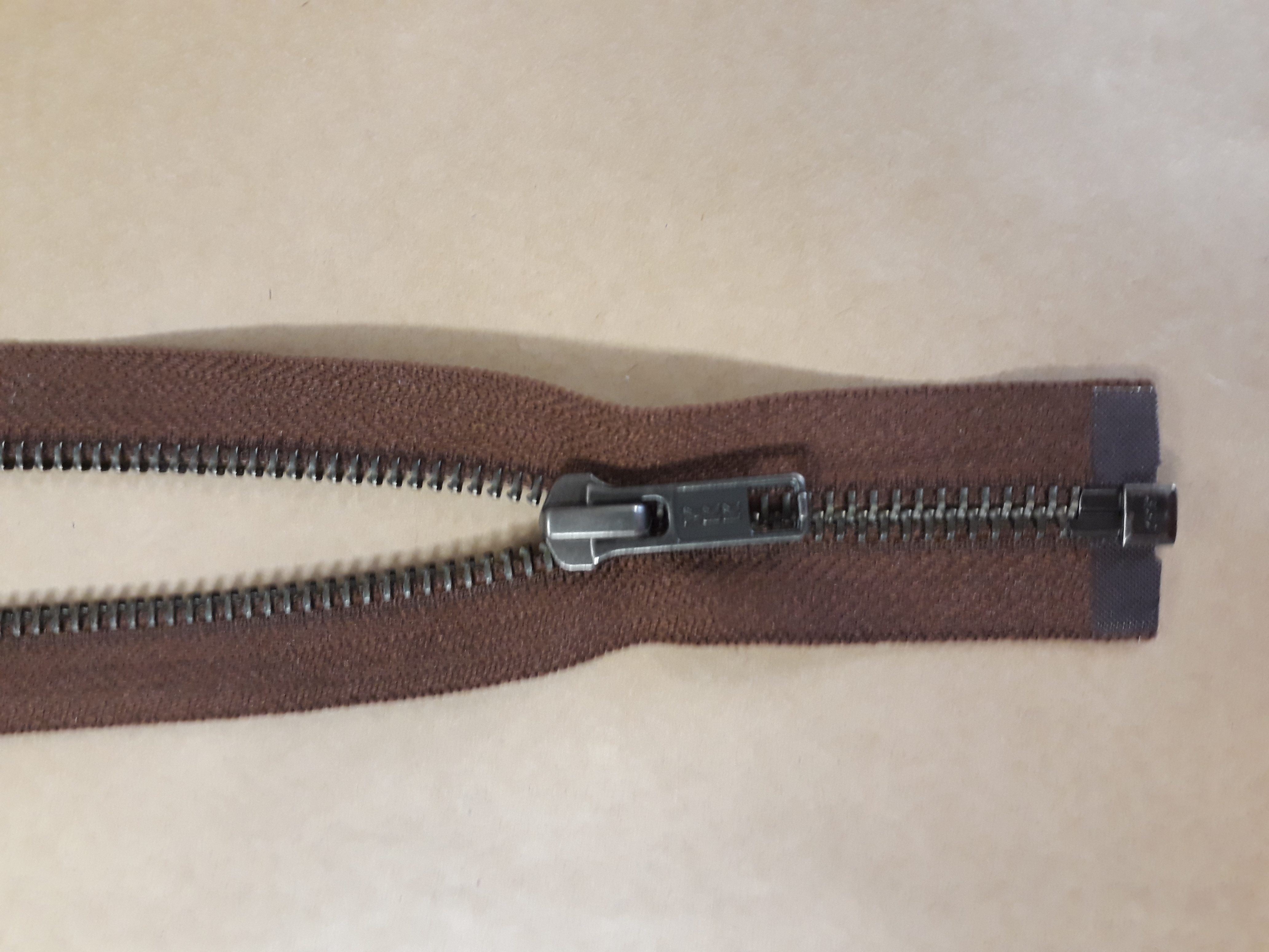 Blixtlås ANO-56 48 cm fg Mörk Konjaksbrun