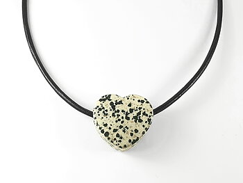 Dalmatinerjaspis hjärta ca. 28mm på svart läderhalsband 3mm 925-silver