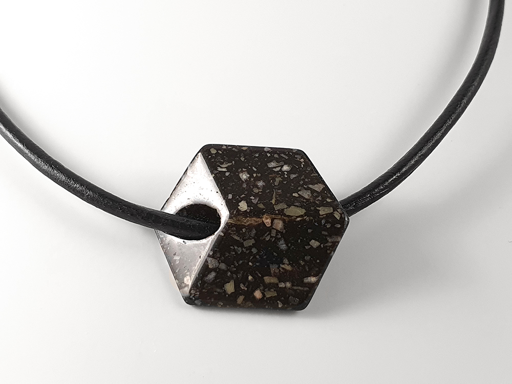 Porfyr rombslipat hänge på läderhalsband 3mm 925-silver