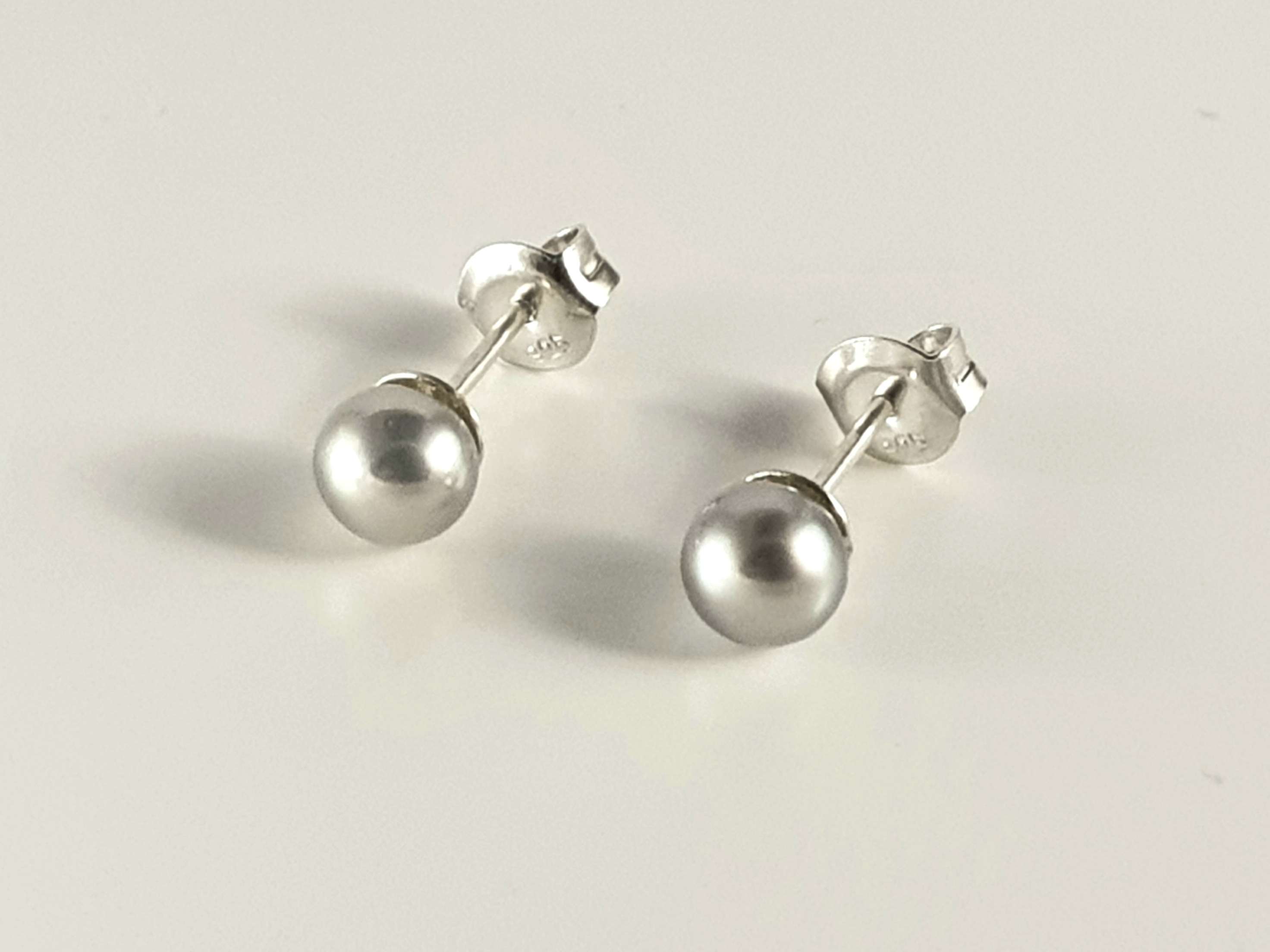 Cultured colored freshwater pearls, round to semi round silver grey approx. 4,8mm ear stud 925-silver