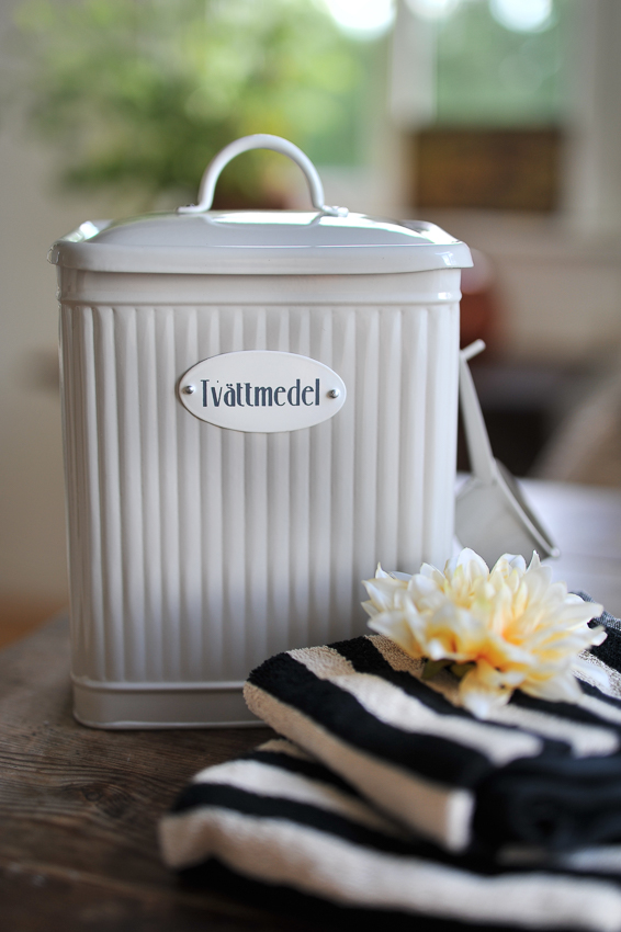 Tin with lid and scoop for detergent - Beige