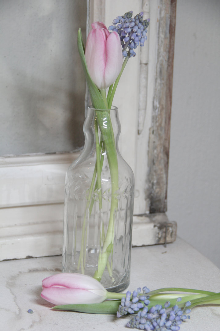 Glass bottle - Bottle - Glass vase - Clear - 20 cm