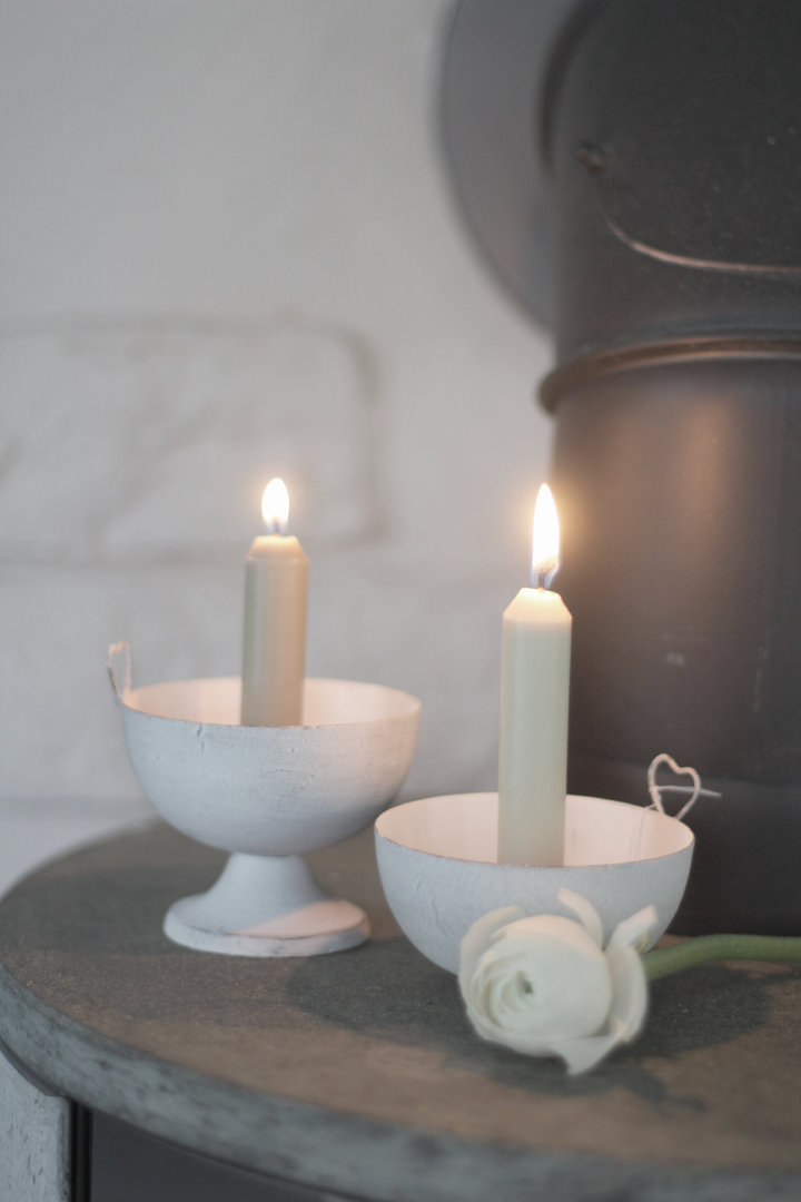 Candlestick on a base made of hammered sheet metal - White - 2