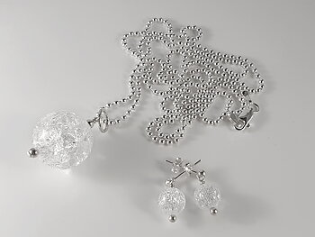 JOD Bubbles: Set krackelerad bergkristall, hänge, kulkedja 2,0 80cm, kula på örstick