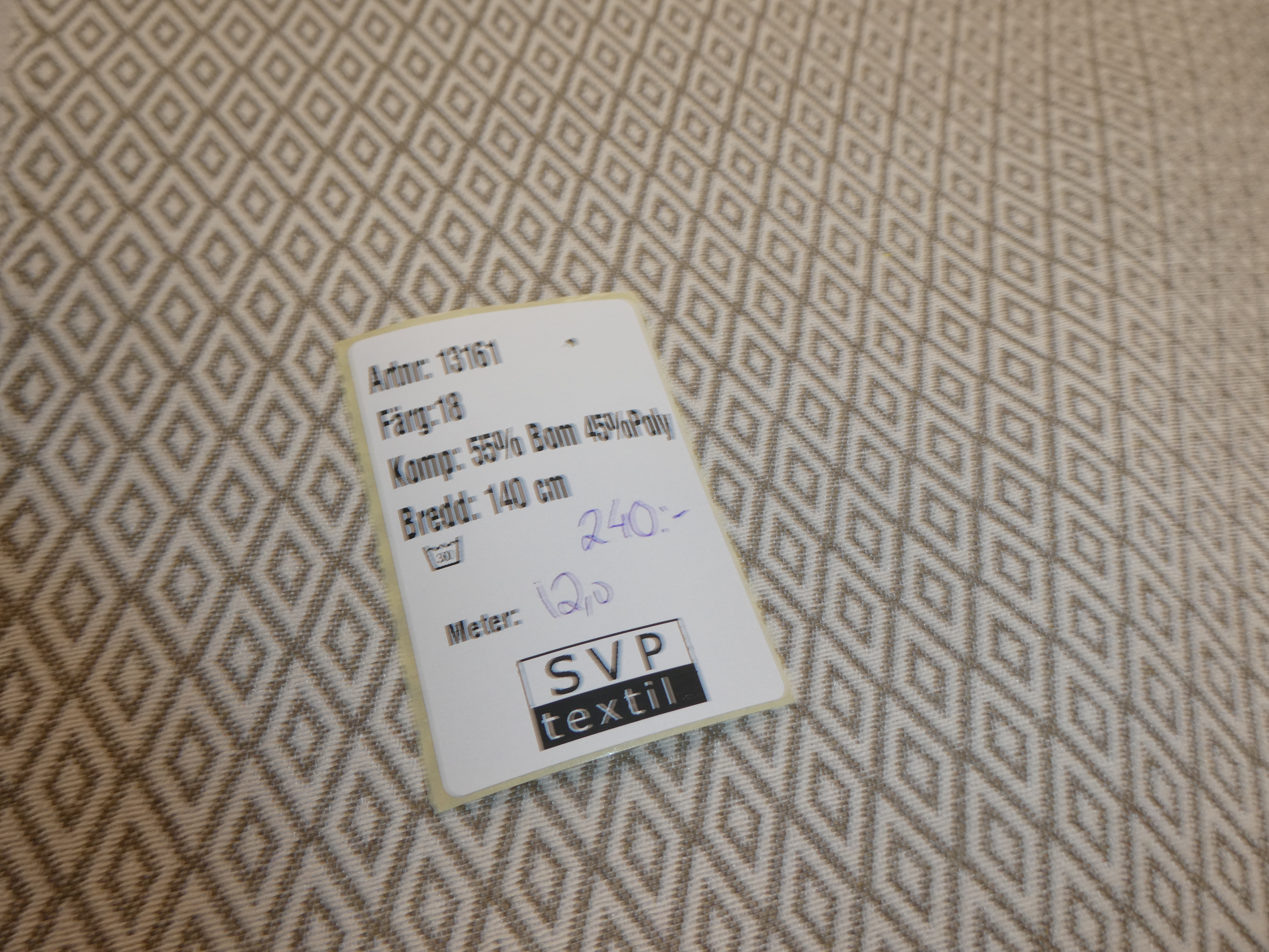 Gåsögonvävd gobeläng  i gråblå toner på ljus botten - 2