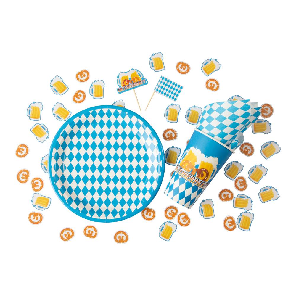 Oktoberfestdukning med blåvita servetter, pappersmuggar, cocktailflaggor och konfetti i bayerskt tema.