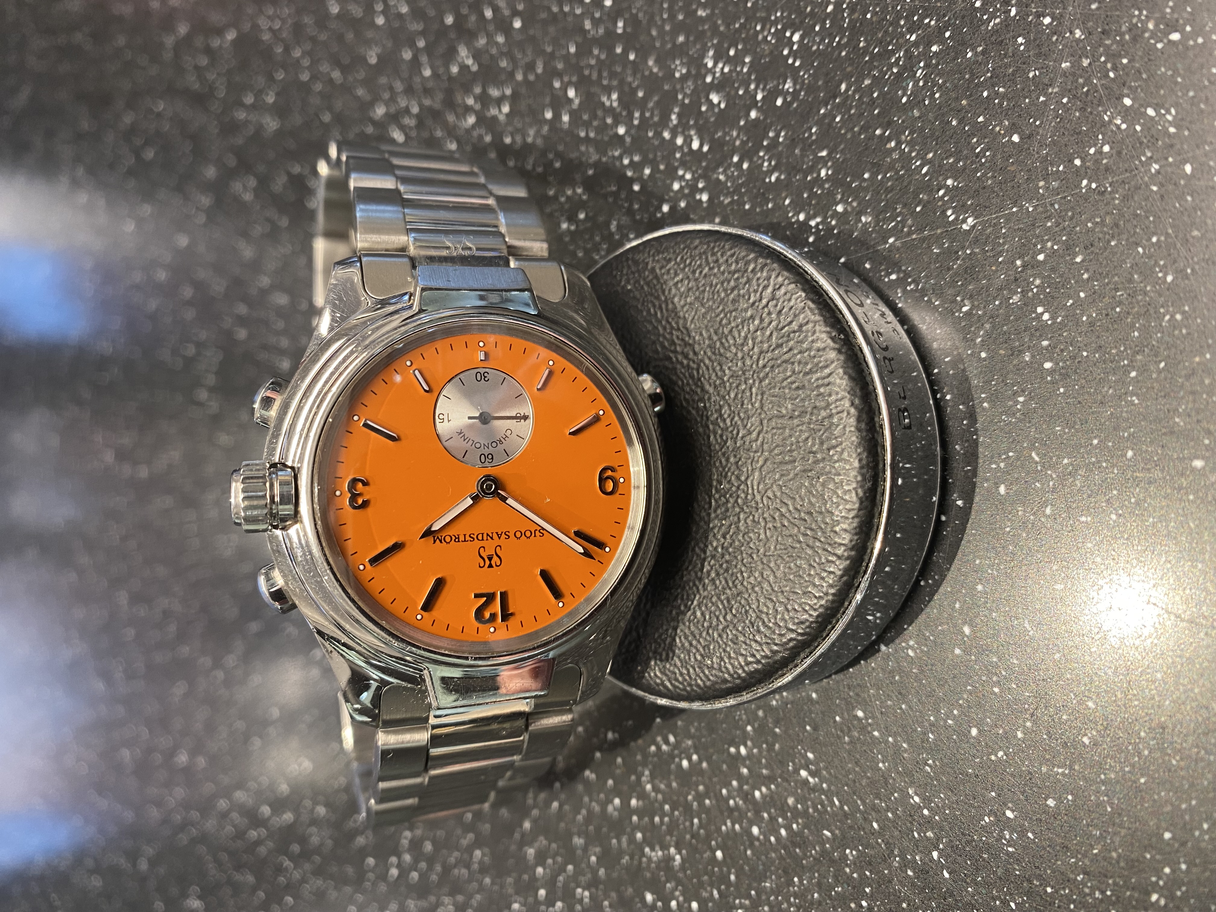 SÅLD 30 maj 2022 för 34.000:- Sjöö Sandström Chronolink Worldtimer Racing Chronograph Orange samt Vit med silverzon