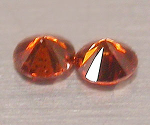 Coincidencia de diamantes rojos de color naranja redondo genuino natural inusual de 1.7 mm - 2
