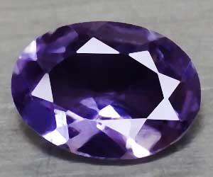 Piedra preciosa de iolita natural ovalada de 0,52 ct muy hermosa de 7x5 mm apta para la curación