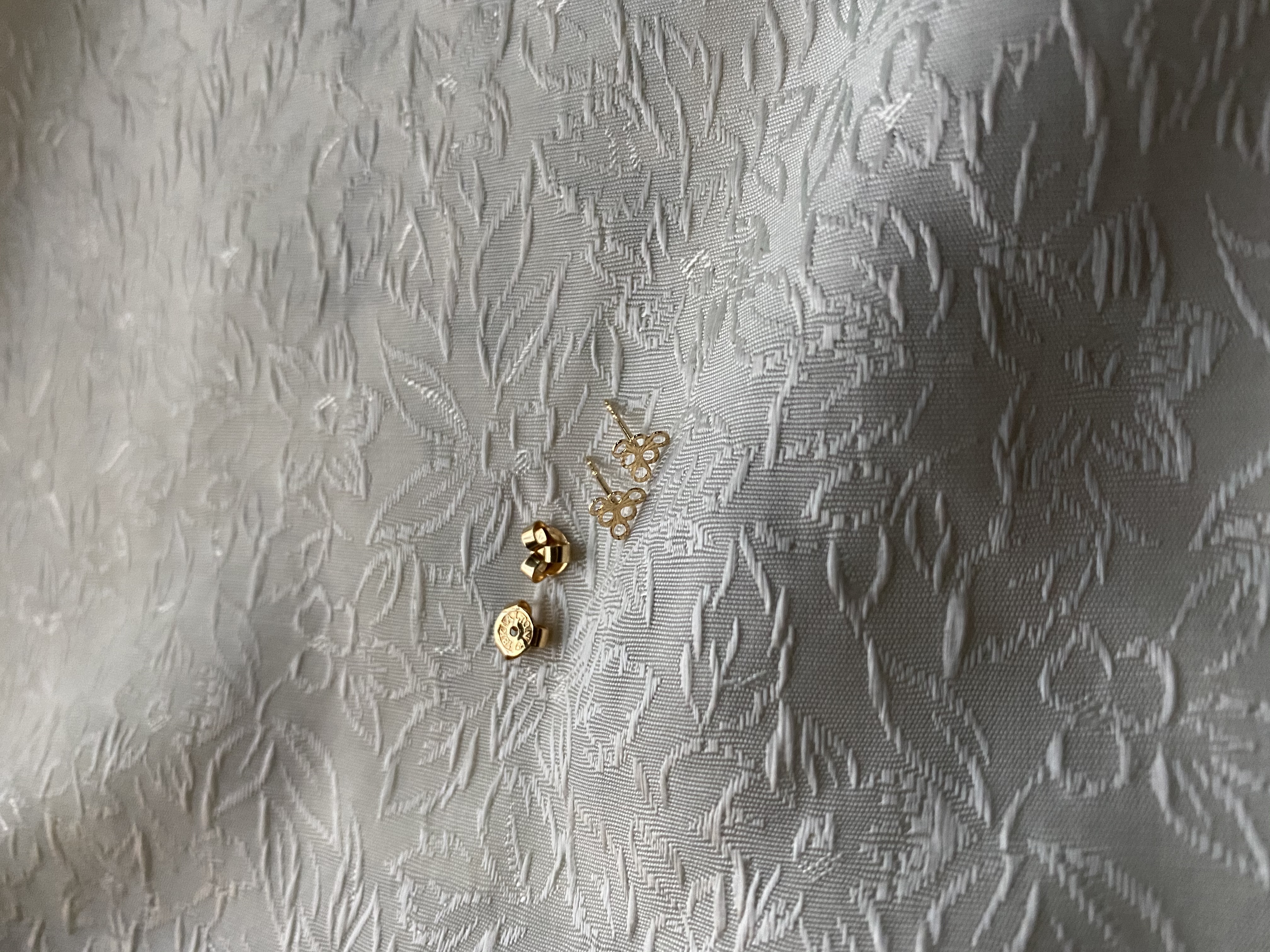 Örhängen i 18 karat guld. Genombrutet mönster.