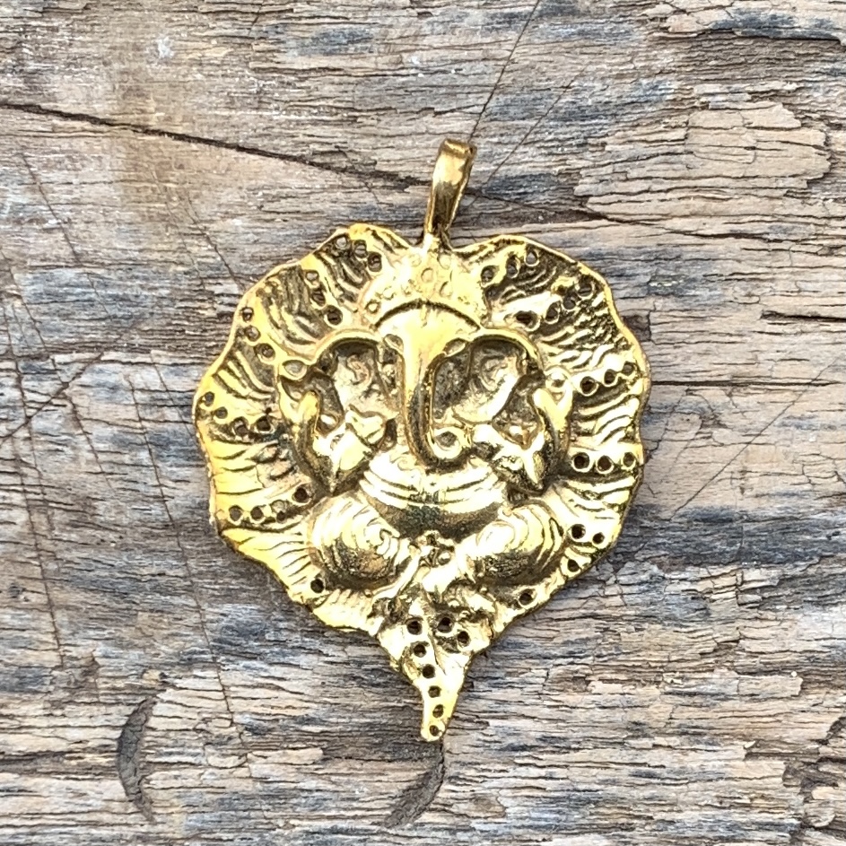 Hänge - Ganesha på ett Löv - Guldfärgad