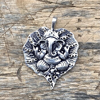 Hänge - Silverfärgad - Ganesha på ett Löv 