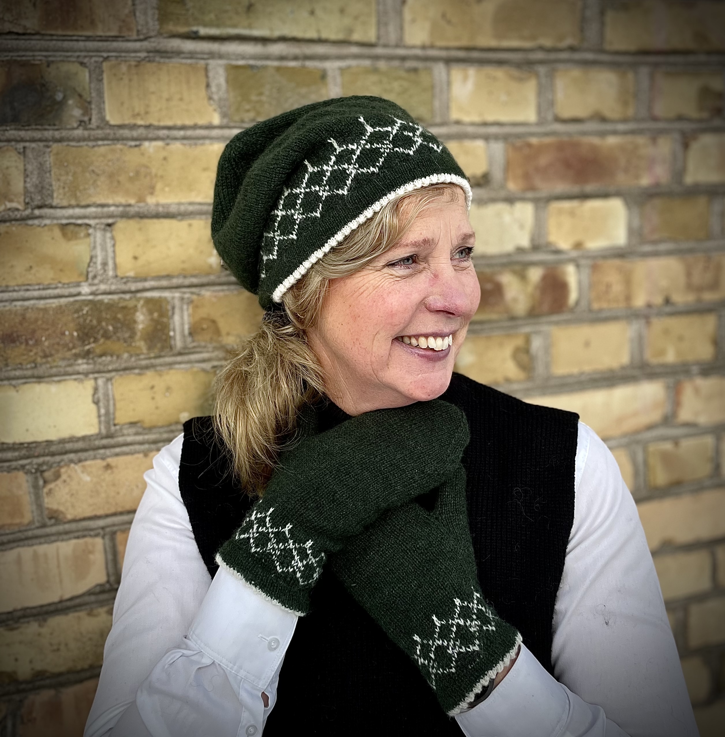 Knitting pattern Avelsås Hönsgårdsmössa och vantar-swe